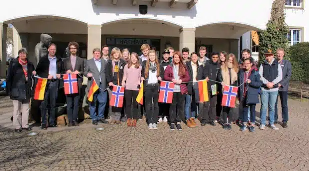 Attendorns Stellvertretender Bürgermeister Horst Peter Jagusch (4.v.l.) und Schuldezernent Klaus Hesener (r.) begrüßten die deutsch-norwegische Delegation im Rathaus der Hansestadt (Foto: Hansestadt Attendorn).