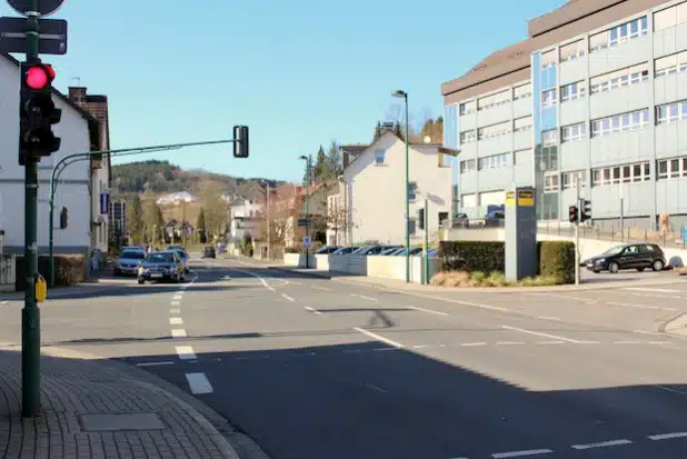 Vom 23. März bis voraussichtlich zum 3. April 2015 kommt es aufgrund der Beseitigung einer Gefahrenstelle zu Verkehrsbehinderungen auf der Windhauser Straße in Höhe der Einmündung Viega Platz (Foto: Hansestadt Attendorn).