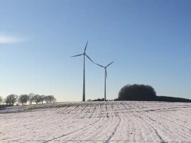 Foto: Vereinzelt gibt es sie schon. In der kleinen Variante. Die nächste Generation ist 200 Meter hoch. Wissen die Bürger, was da auf sie zu kommt? Darum geht es beim Bürgertreff Windenergie.