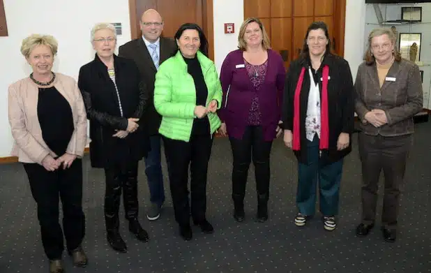 Landrätin Eva Irrgang (4. v. r.) sprach den Beschäftigten (von links) Ingrid Michel, Ulrike Burkert, Ulrike Stein, Birgit Tosta, und Birgit Wilkinson-Villwock zum Dienstjubiläum Dank und Anerkennung aus. Den Glückwünschen schloss sich Peter Brinkmann als Personalratsvorsitzender an. Foto: Thomas Weinstock/Kreis Soest 