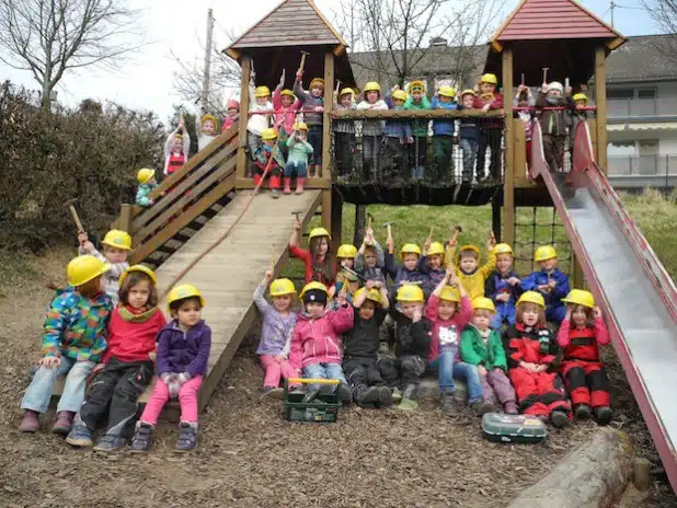 Mit Hammer, Helm, Schutzausrüstung und Blaumann zum Gruppenfoto. Die Kindergartenkinder in Würgendorf (Foto: Gemeinde Burbach).