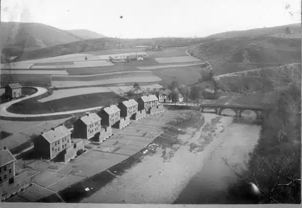 Nachrodt mit Werkswohnungen und der Lennebrücke, um 1894 (Foto: Kreisarchiv).