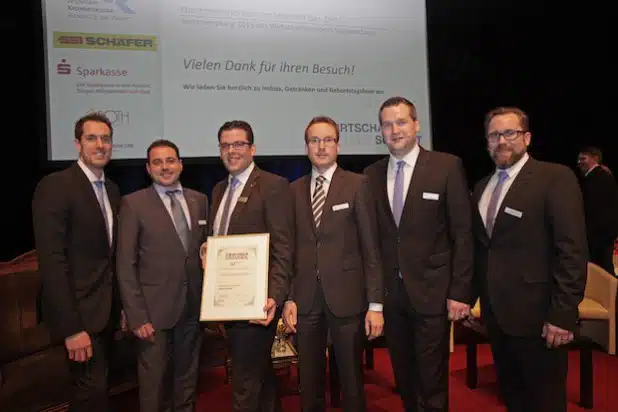 Markus Weber (3. v. l.) wurde mit der "Goldenen Ehrennadel" ausgezeichnet. Mit dabei (v. l. n. r.): Fabian Kapp, David Pesamosca und Makus Lenders (beide WJ NRW), Timm Bendinger und Jan Lingelbach (WJSW) - Foto: Josef Wiesmann, Wirtschaftsjunioren.