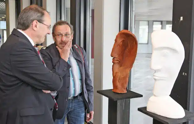 Landrat Thomas Gemke im Gespräch mit Künstler Gerd Jörgens (Foto: Hendrik Klein/Märkischer Kreis).