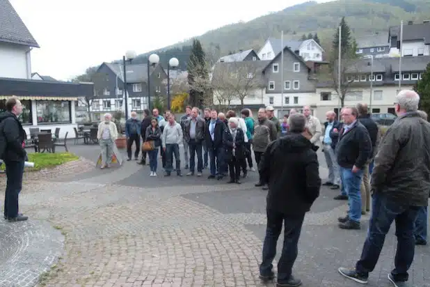 In Ramsbeck informierten sich Rat und Verwaltung über die Planungen zur Umgestaltung des Dorfplatzes (Foto: Gemeinde Bestwig).