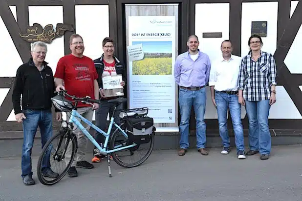 Die Ansprechpartner im Dorf Udo Schimski, Jörg Heiner Stein und Nick Florian Stein sowie Lars Ole Daub, Südwestfalen Agentur, Ortsvorsteher Martin Born und Birgit Frerig-Liekhues, Klimaschutzmanagerin der Stadt Hilchenbach, freuen sich, bald nicht nur mit einem E-Bike, sondern auch mit einem E-Auto in Grund vorwegfahren zu können (Foto: Stadt Hilchenbach).