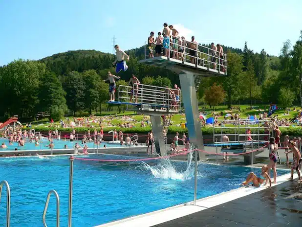 Im Familienbad „Freier Grund“ beginnt die „Freiluft-Saison“ am Muttertag (10. Mai). Alle Mütter dürfen das Freibad an diesem Tag kostenlos nutzen (Foto: Gemeinde Neunkirchen).