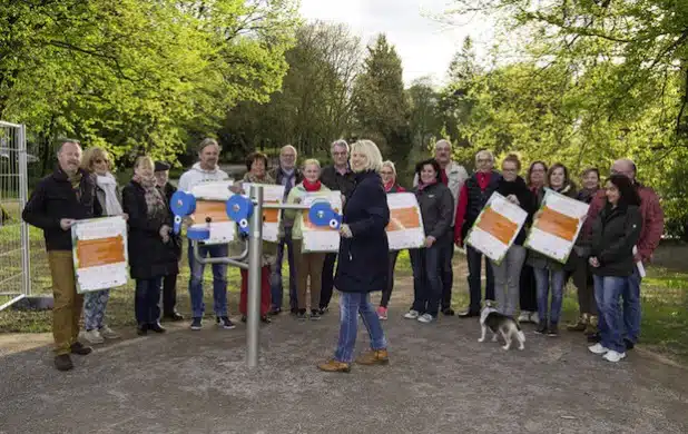 Vertreter des Arbeitskreises Fitnessparcours stellten gemeinsam mit der Ersten Beigeordneten und Leiterin des Ressorts Generationen und Bildung der Stadt Iserlohn Katrin Brenner (Mitte) bei einem Pressetermin am Dienstag, 28. April, im Letmather Volksgarten das Programm für den den 1. Letmather Fitnesstag vor (Foto: Stadt Iserlohn).