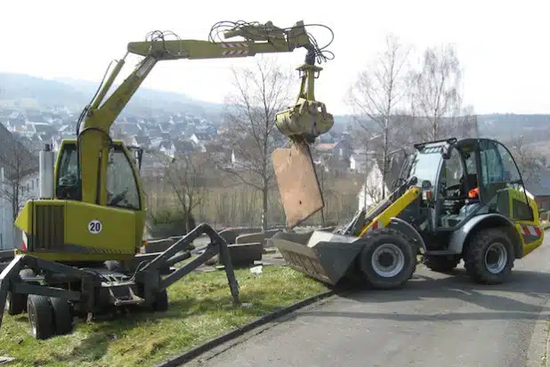 Im Frühjahr ebnen die Mitarbeiter des Bauhofs, unterstützt von Bagger und Radlager, Gräber auf den Wilnsdorfer Friedhöfen ein (Foto: Gemeinde Wilnsdorf)