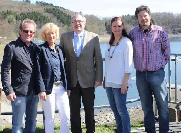 Trafen sich an der Camping-Anlage Hanemicke: Landrat Frank Beckehoff und die neue Eigentümer-Familie (von links): Winfried Schmidt-Schürmann, Gerlinde Schürmann, Landrat Frank Beckehoff, Doro Schürmann und Konrad Schürmann (Foto: Kreis Olpe).