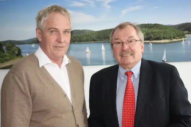 Landrat Frank Beckehoff (rechts) mit dem neuen Eigentümer der Campingplatz-anlage Sonderner Kopf Dietmar Harsveldt (Foto: Kreis Olpe).