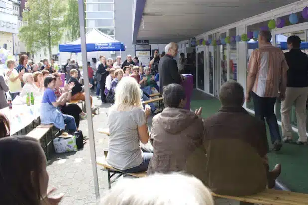 Das erste inklusive Frühlingsfest der Diakonie Sozialdienste im vergangenen Jahr war ein Erfolg: hunderte Gäste kamen in die Siegener Friedrichstraße (Foto: Diakonie in Südwestfalen gGmbH).