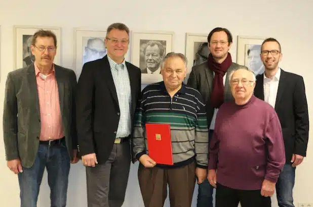 Im Bild v.r.n.l.: Gerd Böttcher, Vorsitzender des Ortsvereins Niedermarsberg Ralf Walfort, Josef Jackisch, MdB Dirk Wiese, Hubert Hillebrand und Vorsitzender der SPD Fraktion Marsberg Peter Prümper - Foto: SPD Marsberg