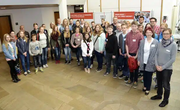 Zum Girls' und Boys' Day begrüßten Petra Nagel (12. v. l.), Gleichstellungsbeauftragte und Organisatorin, sowie Ricarda Oberreuter (r.), Abteilungsleiterin Personal, 15 Mädchen und fünf Jungen im Soester Kreishaus zum Blick hinter die Kulissen der Kreisverwaltung (Foto: Thomas Weinstock/Kreis Soest).