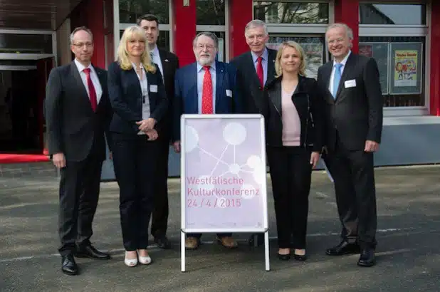 Freuten sich über 300 Teilnehmer an der Westfälischen Kulturkonferenz (v. li.): LWL-Direktor Matthias Löb, LWL-Kulturdezernentin Dr. Barbara Rüschoff-Thale, Bürgermeister Malte Dalhoff, Dieter Gebhard, Vorsitzender der Landschaftsversammlung Westfalen-Lippe, Dr. Karl-Heinrich Sümmermann, Vorsitzender der Stiftung Westfalen-Initiative, Verena Bentele, die Beauftragte der Bundesregierung für die Belange behinderter Menschen, und Moderator Dirk Glaser (Foto: LWL/Althaus).