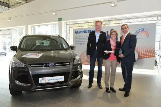 Glücklich über den Hauptgewinn „Ford Kuga“ bei der Danke-Zusatzziehung ist die Gewinnsparerin Dorothee Nöker, Kundin der Volksbank Bigge-Lenne aus Lennestadt (Foto: Volksbank Bigge-Lenne eG).