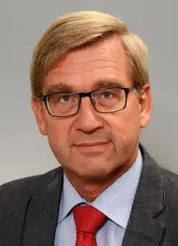 Professor Dr. Wilfried Hopp, Leiter des Kreis-Veterinärdienstes, berichtete den Mitgliedern des Ausschusses für Gesundheits- und Veterinärwesen über den Tierschutzfall auf einem Gestüt in Bad Sassendorf-Elfsen (Foto: Thomas Weinstock/Kreis Soest).