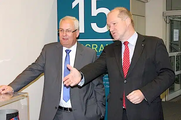 Landrat Dr. Karl Schneider und Dr. Peter Jahns, Leiter der Effizienz-Agentur NRW, eröffneten die Ausstellung am Freitag, 24. April 2015, gemeinsam (Foto: Pressestelle Hochsauerlandkreis).