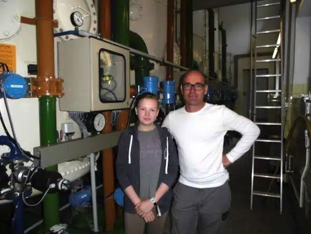 Die 12-jährige Johanna Scholz nutzt den Girls' Day, um sich mit Elektromeister Thomas Stiefe den technischen Bereich der Stadtwerke Hemer anzusehen (Foto: Stadtwerke Hemer).