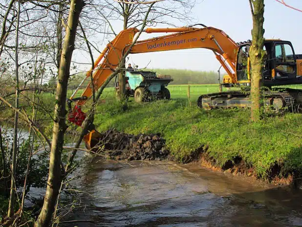 Die Uferbefestigung des Salzbaches wird entnommen und auf diese Weise ein Steilufer geschaffen (Foto: Piske/Kreis Soest).