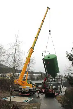 Im Dezember wurden im Wilnsdorfer Industriegebiet Lehnscheid zwei neue Silos aufgestellt, die die dezentrale Streusalzversorgung der Gemeinde sichern (Foto: Gemeinde Wilnsdorf).