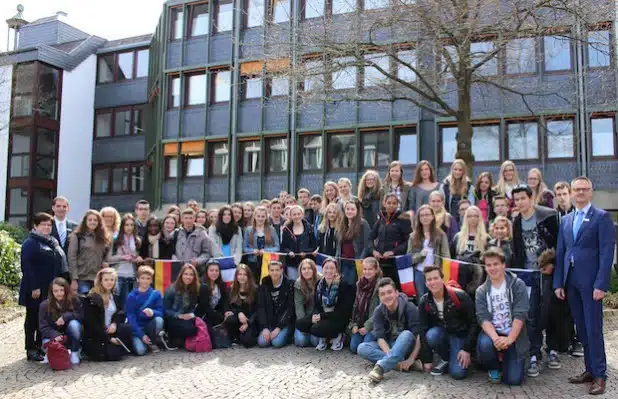 Bürgermeister Pospischil und Dezernent Christoph Hesse begrüßten die deutschen und französischen Schüler sowie Evelyne Meunier und Magdalena Ahlbäumer-Bitter im Rathaus (Foto: Hansestadt Attendorn).