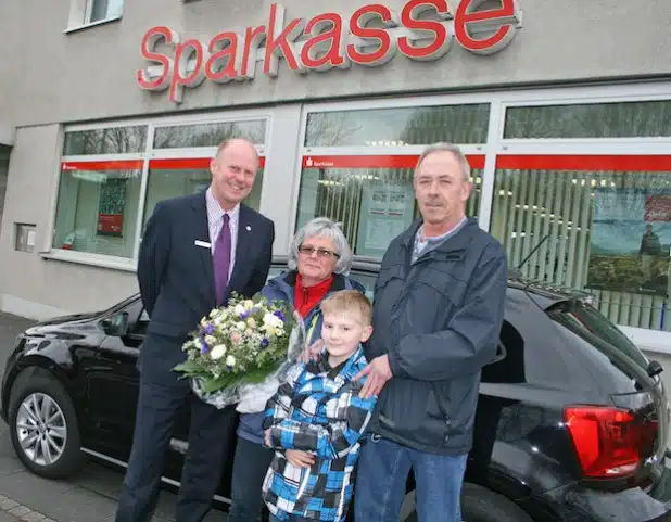 Sparkassen-Geschäftsstellenleiter Markus Köster und Familie Saretzki (v.l.n.r.) - Foto: Sparkasse Hagen.