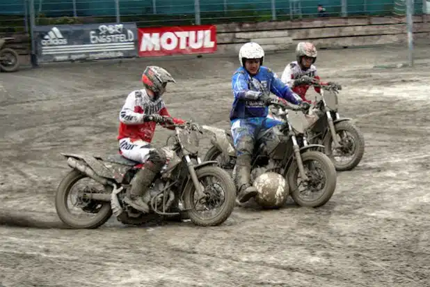 Jan Berner und Kevin Friedrich im Kampf um den Ball mit Simon Konopka (Quelle: Sebastian Schmiedel/MSF Tornado Kierspe e.V.)