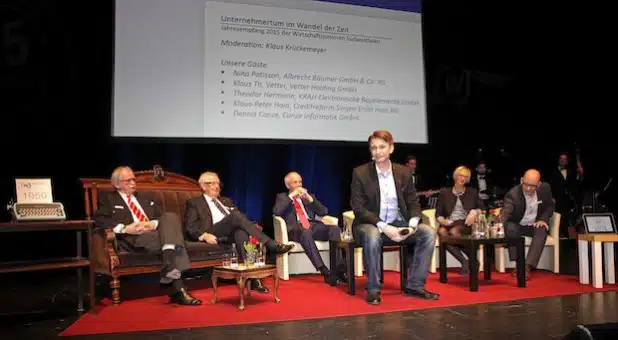 Moderator Klaus Krückemeyer mit den Podiumsgästen auf dem Jahresempfang der Wirtschafsjunioren Südwestfalen - Foto: Josef Wiesmann, Wirtschaftsjunioren.