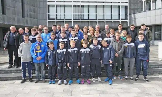 Die Nachwuchs-Fußballer vom Borras Park FC bei ihrem Besuch vor dem Lüdenscheider Kreishaus (Foto: Hendrik Klein/Märkischer Kreis).