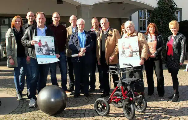 Die Aussteller und die Vertreter des Attendorner Seniorenrates laden zum Informationstag „Aktiv und Mobil“ am 25. April 2015 auf die Fläche vor dem ehemaligen „Schwesternwohnheim“ auf dem Krankenhausgelände in Attendorn ein (Foto: Hansestadt Attendorn).