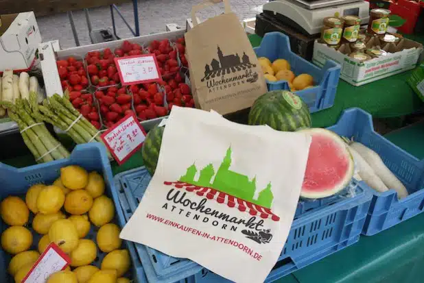 Bei dem Aktionstag am 9. Mai können die Besucher auch die neuen Tragetaschen für den Attendorner Wochenmarkt gewinnen (Foto: Hansestadt Attendorn).