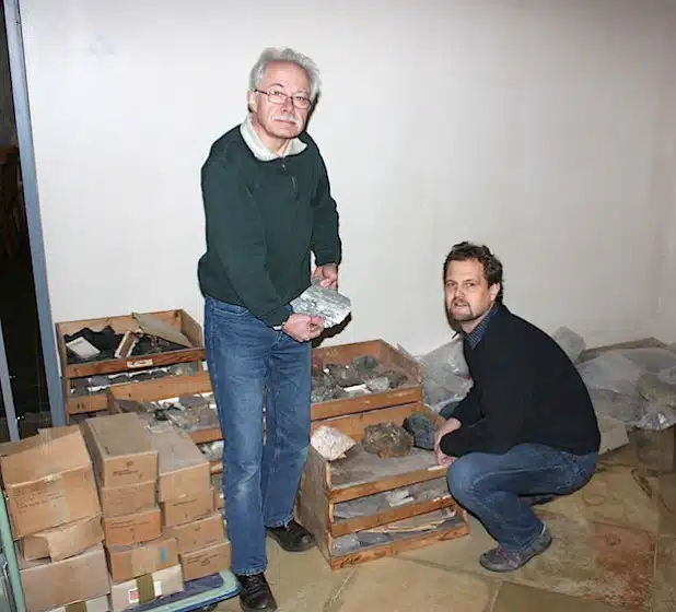 Museumsleiter Dr. Sven-Hinrich Siemers und Mitarbeiter Peter Penkert mit einem Teil der geologischen Sammlung (Foto: Museum).