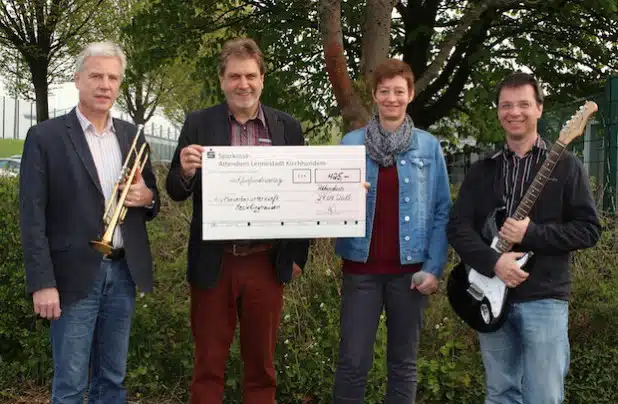 Klaus Meier, Franz Schutzeichel, Martina Kamp und Thomas Hofer von der Musikschule der Hansestadt Attendorn (von links) freuten sich über den Erlös in Höhe von 425 Euro, der am Ende des gelungenen Solidaritätskonzertes zusammenkam (Foto: Hansestadt Attendorn).