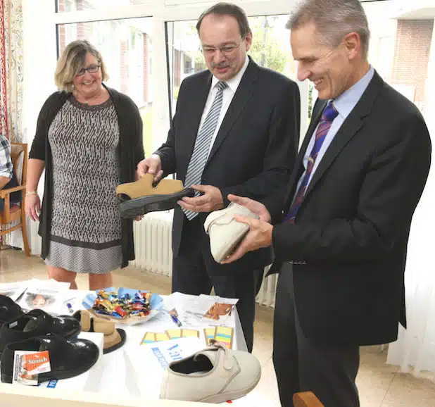 Andrea Bialek führte Landrat Thomas Gemke (Mitte) und Fachbereichsleiter Volker Schmidt durch ihre Einrichtung (Foto: Hendrik Klein/Märkischer Kreis).