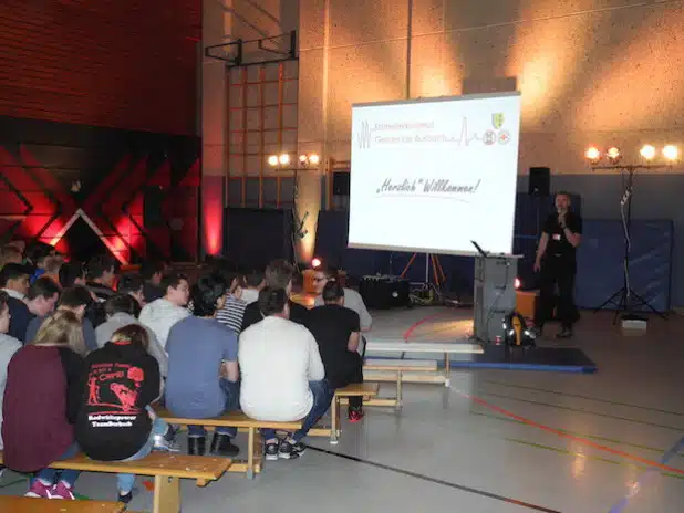 In drei Gruppen wurden Kinder und Jugendliche fit gemacht in Sachen erster Hilfe und Reanimation beim Herzstillstand (Foto: Gemeinde Burbach).