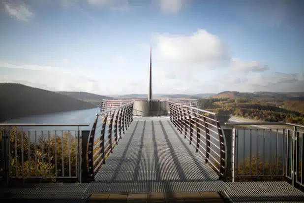 Der Biggeblick am Biggesee – die Aussichtsplattform steht symbolisch für Sauerland-Eindrücke der unerwarteten, der modernen Art. Beim Sauerland-Tag werden die Gäste noch viele weitere Beispiele zu sehen bekommen (Foto: Johannes Ginsberg).