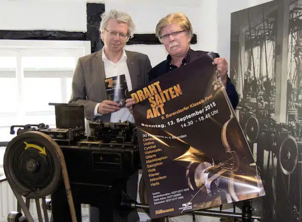 Gitarrist Thomas Kirchhoff (l.) und Museumsleiter Gerd Schäfer laden zum 9. Barendorfer Klassik-Fest am 13. September in die Historische Fabrikanlage Maste-Barendorf ein (Foto: Stadt Iserlohn).