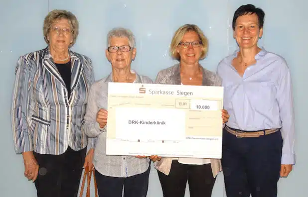 Spendenübergabe auf der Baustelle; von links: Marita Hapke, Elly Vlam und Sylvia Schürg vom DRK-Frauenverein Siegen übergeben die Spende an Klinikgeschäftsführerin Stefanie Wied (Quelle: DRK-Kinderklinik Siegen gGmbH/DRK-Frauenverein Siegen e.V.)