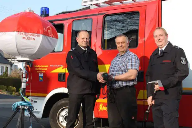 Von links nach rechts: Robin Juksaar, Bernd Loos und Matthias Lau bei der Übergabe der neuen Gerätschaften (Foto: Stadt Hilchenbach).