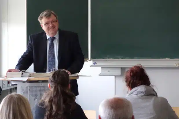 Prof. Dr. Manfred Heße lehrt im Zertifikats-Studiengang Wirtschaftsrecht der Fachhochschule Südwestfalen in Hagen - Foto: Fachhochschule Südwestfalen 