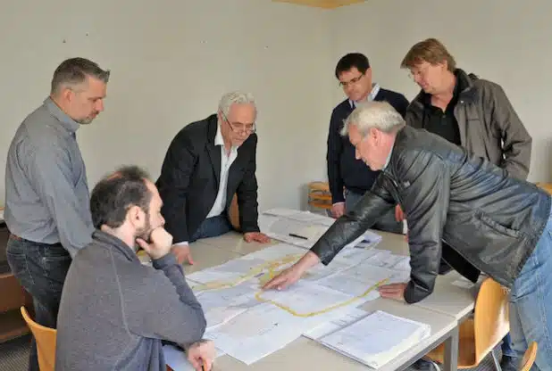 Nachdem die Abbrucharbeiten auf dem Schulgelände abgeschlossen sind, bereiten sich die Planer – hier bei der Baubesprechung – jetzt auf den Start der Bauphase vor (Foto: Stadt Lippstadt).