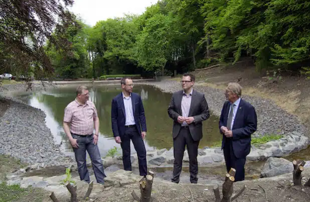 Begutachteten bei einem Ortstermin in der „Stadtparkanlage Rupenteich“ die abgeschlossene Sanierung des oberen Rupenteiches (v.l.): Bauleiter Stefan Dörpinghaus, der Abteilungsleiter Stadtentwicklung und Freiraumplanung, Thorsten Grote, Bauressortleiter Mike Janke und Bürgermeister Dr. Peter Paul Ahrens (Foto: Stadt Iserlohn).