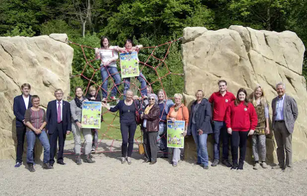 Bürgermeister Dr. Peter Paul Ahrens (3.v.l.) stellte gemeinsam mit dem Team vom Kinder- und Jugendbüro und zahlreichen Mitwirkenden und Unterstützern das Programm der Kinderstadt 2015 vor (Foto: Stadt Iserlohn).