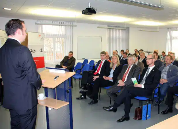 Klimaschutzmanager Frank Hockelmann (am Pult) stellte das Projekt "Ökoprofit" am 24. März 2015 im KonWerl-Zentrum auf einer Infoveranstaltung vor (Foto: Kreis Soest).