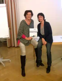 Gleichstellungsbeauftragte der Gemeinde Burbach, Kerstin Stahl (li.) und Susanne Jud vom Institut Moment of Excellence (re.) bieten jetzt für alle Frauen das Seminar „Mentale Stärke“ an (Foto: Gemeinde Burbach).