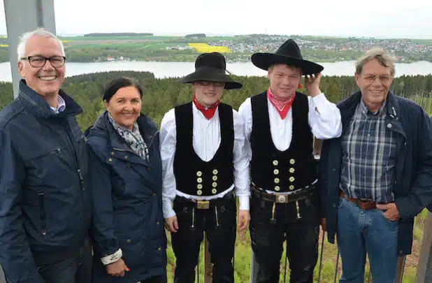 Gemeinsam mit den beiden Zimmermännern, die den Richtspruch hielten, genossen (v. l.) Bürgermeister Hans Dicke, Landrätin Eva Irrgang und Verbandsvorsteher Winfried von Schroeder nach der offiziellen Eröffnung des Möhnesee-Turms die herrliche Aussicht (Foto: Wilhelm Müschenborn/Kreis Soest).