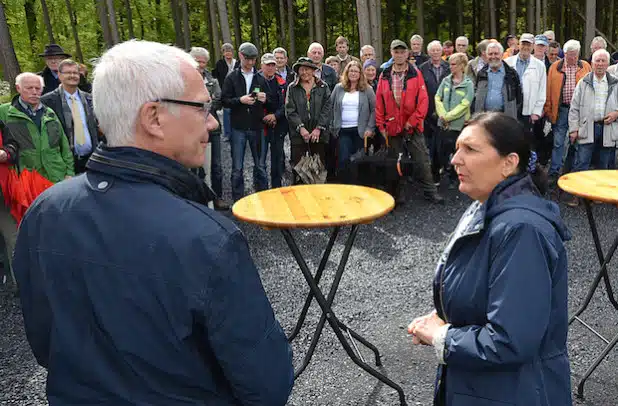 Bürgermeister Hans Dicke und Landrätin Eva Irrgang waren sich vor den Gästen der Eröffnungsfeier einig, dass der Möhnesee-Turm eine Bereicherung für Gemeinde und Region darstellt (Foto: Wilhelm Müschenborn/Kreis Soest).