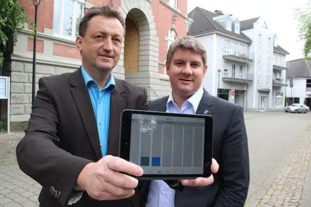 Rolf Lammert (Fa. „A24data“) und Bürgermeister Dr. Remco van der Velden (Foto: Stadt Geseke).