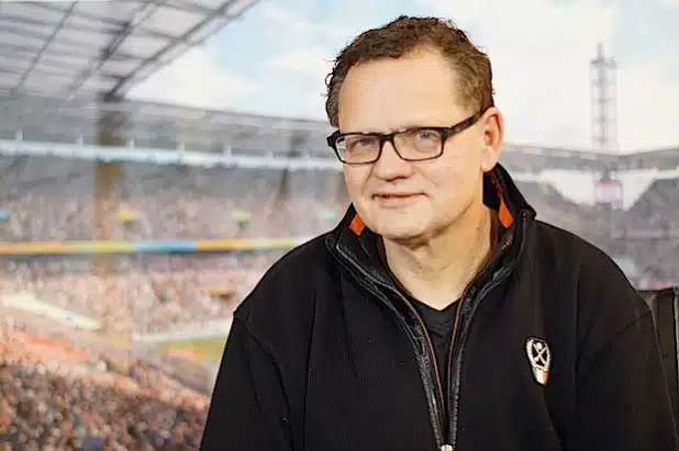 Der Sportmoderator und Kinderbuchautor Ulli Potofski moderiert die große Abschlussveranstaltung des Lese- und Schreibwettbewerbs im Börde-Berufskolleg (Foto: napasei-media).